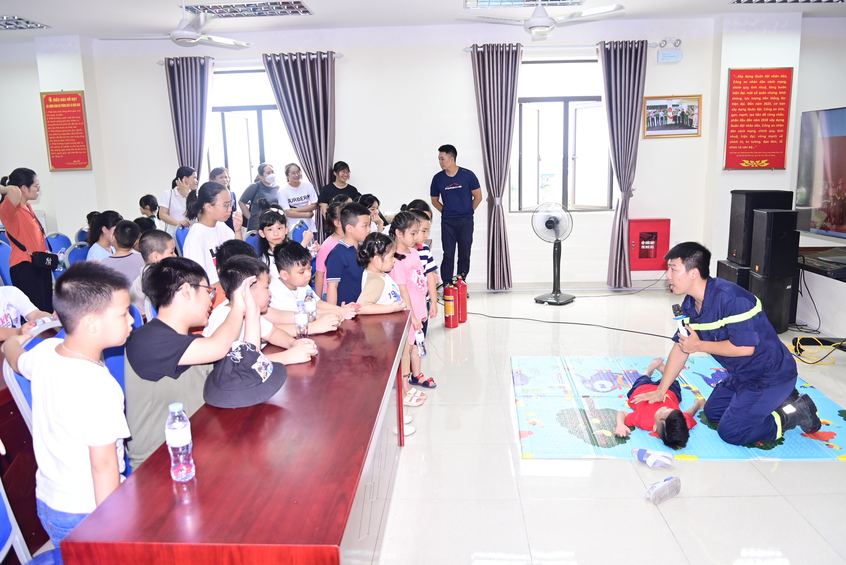 Tổ chức các hoạt động trải nghiệm, thực hành về PCCC&CNCH cho người dân, học sinh, sinh viên